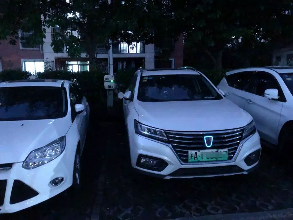 想給車充電得開10公里！如何解決出租車夜間“一樁難求”？
